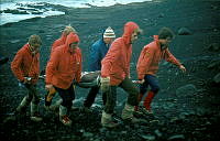 Sjúklingur borinn upp frá Brimurðarloftum..jpg