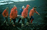 Sjúklingur borinn upp frá Brimurðarloftum..jpg