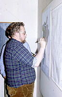 1981 Tryggvi Páll Friðriksson  skoðar kort..jpg