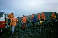 Komið með sjúkling í bíl, 1981.jpg